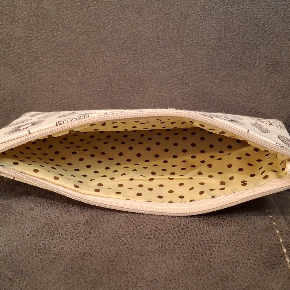 Nwot Leaf Patterned Make-Up Bag - image 4